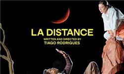 Costumes - La Distance